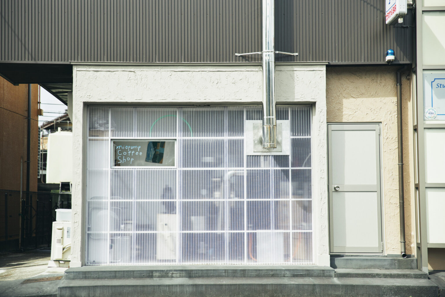 ミニマルな店は学生時代に建築を専攻していた大塚さんのセルフビルド。