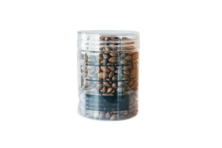 コーヒー豆1,000円～/100g。ボトルはリユース可能。次回持参で100円引き。