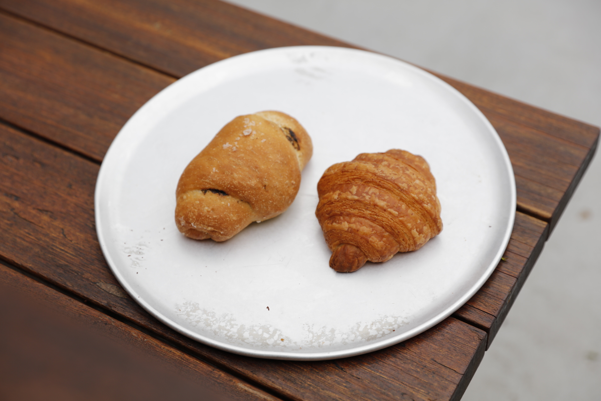 右から、クロワッサン350円、塩パン江戸前しょうゆ300円。バターがマストと考えられたアイテムもヴィーガンで。コーヒーも販売して、テラスで食べられる。