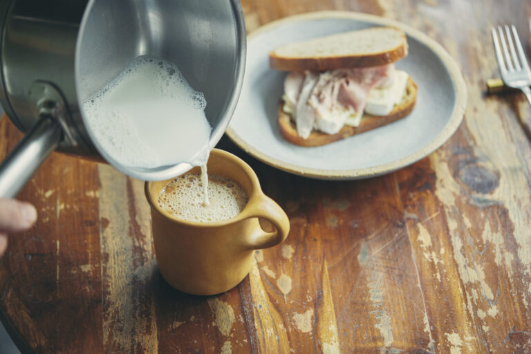 カフェオレの相棒は〈PATH〉の朝食でも人気のハムチーズサンドイッチ。陶芸家・成田周平さんのマグとブルックリン発のブランド〈Noble Plateware〉のお皿は、お店でも使用しているお気に入り。