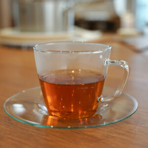 紅茶といえば香り高いものが多いが、和紅茶がベースなので香りも強すぎなく、口に含んだ時に豊かな甘みを感じる一杯に。