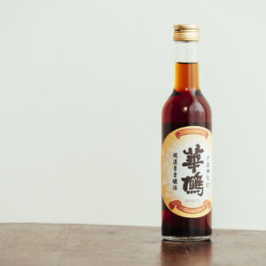 広島県呉市にある榎酒造は、日本で初めて貴醸酒を商品化した蔵。代表銘柄「華鳩（はなはと）」の貴醸酒の中でもこちらは7年熟成。日本酒度-82で濃くて甘い、濃厚な紹興酒のような味わい。「華鳩 6段仕込み超濃厚貴醸酒」300ml 1,650円（ひいな購入時価格）／榎酒造株式会社