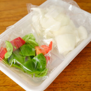 「天然えびといかの油淋鶏風ソース炒め」で使用する野菜はカット済み。