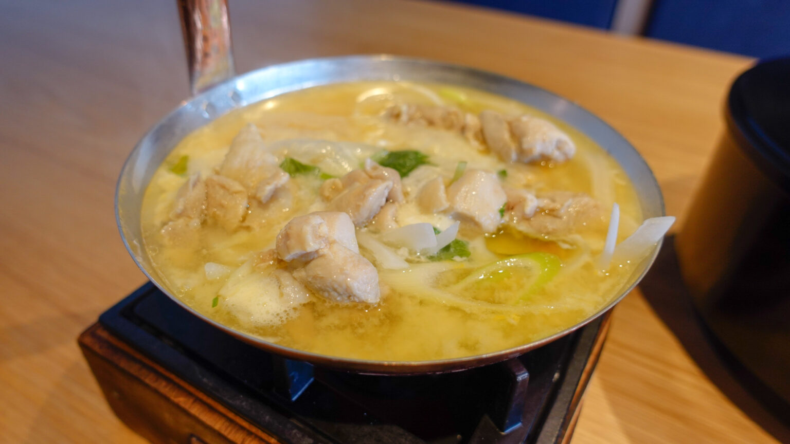 静岡県産の地養卵の鶏出汁たっぷり親子丼。香り豊かな生姜玄米ご飯に。