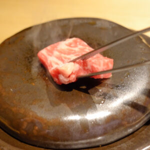 溶岩焼きでいただく肉料理。肉類で五臓にうるおいを。