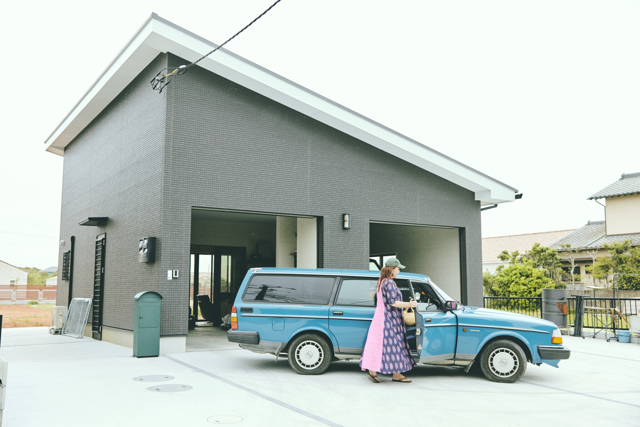 移住して車中心の生活に。自分好みの車に乗りたいとボルボの旧車を手に入れた。「荷物もたくさん積めるので助かります」。