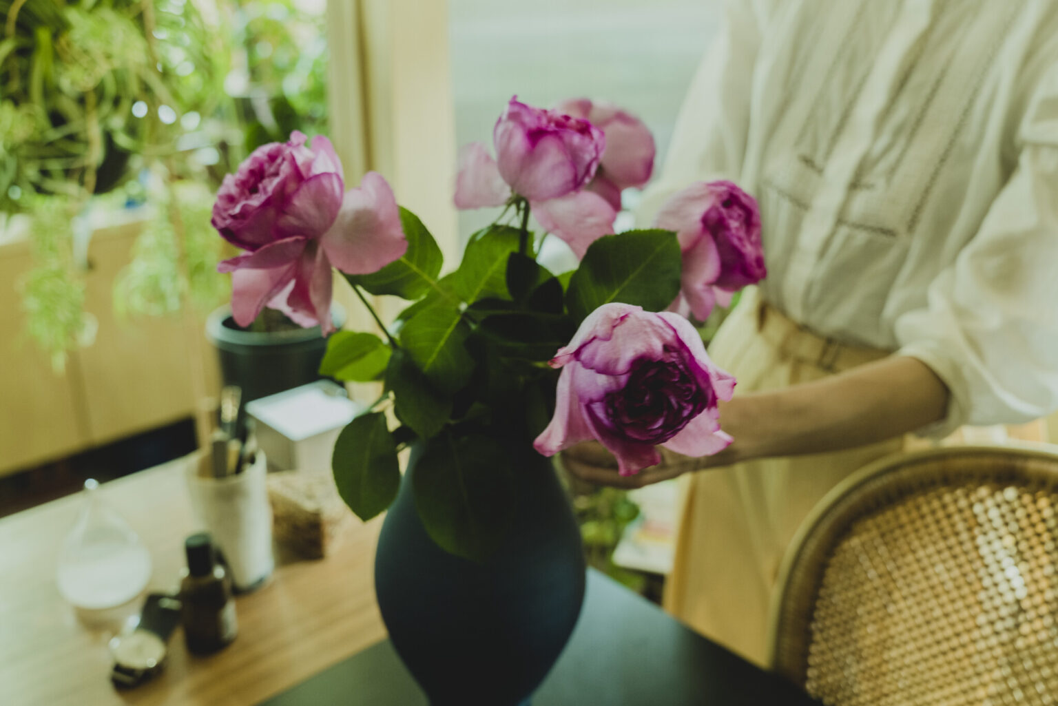 書斎には、沖縄の作家・本田伸明さんの花器にバラを生けている。