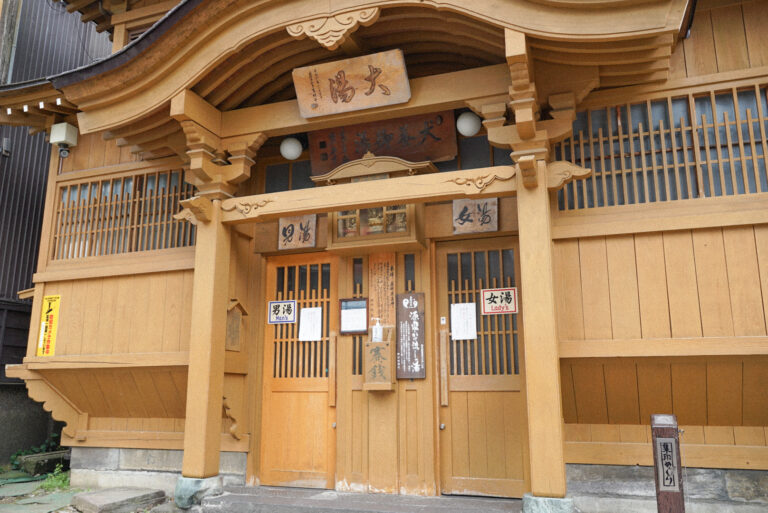 野沢温泉のシンボルとも言われる「大湯」。