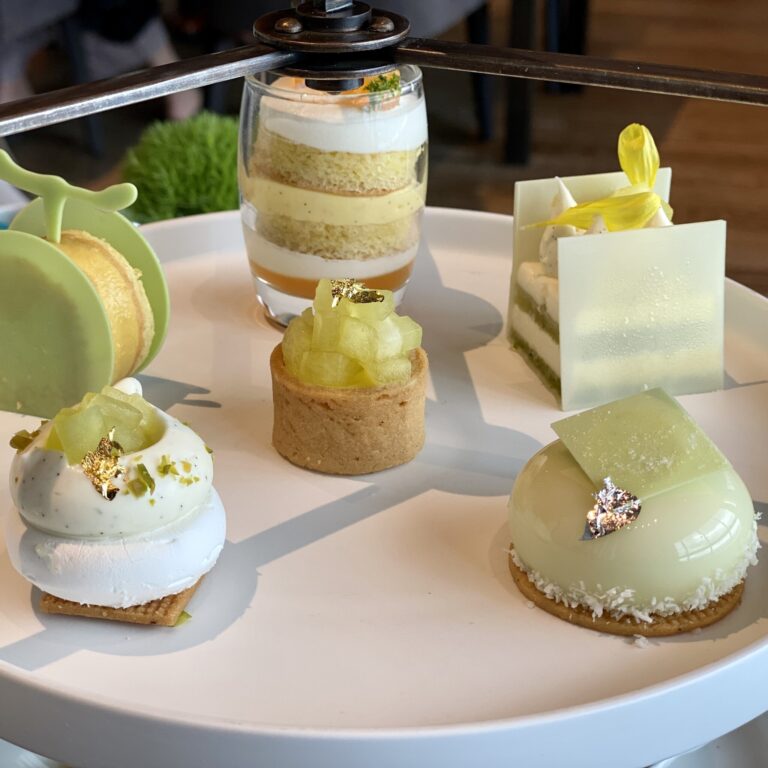 中央が「メロンのカスタードタルト」、手前右が「柚子とはちみつのムースケーキ」、手前左が「メロンとレモンのヴァシュラン」。