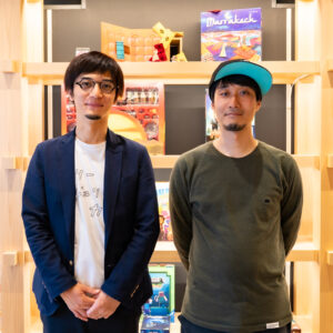 左：「JELLY JELLY CAFE」オーナー 白坂翔氏。右：アートディレクター 佐藤ねじ氏。
