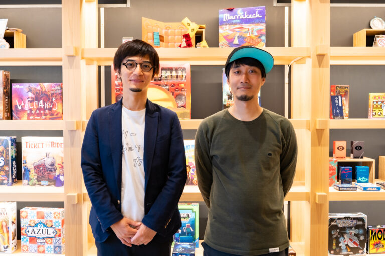 左：「JELLY JELLY CAFE」オーナー 白坂翔氏。右：アートディレクター 佐藤ねじ氏。
