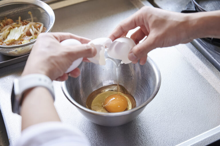 【POINT】先ほどのボウルをさっとすすいでから卵を割り入れる。