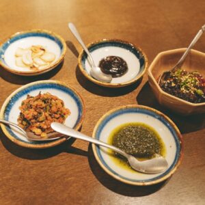 青唐辛子、にんにく、野沢菜キムチなどを混ぜた「青だれ豆豉」は、火鍋でも大人気の組み合わせ。