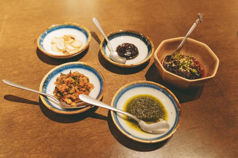 青唐辛子、にんにく、野沢菜キムチなどを混ぜた「青だれ豆豉」は、火鍋でも大人気の組み合わせ。