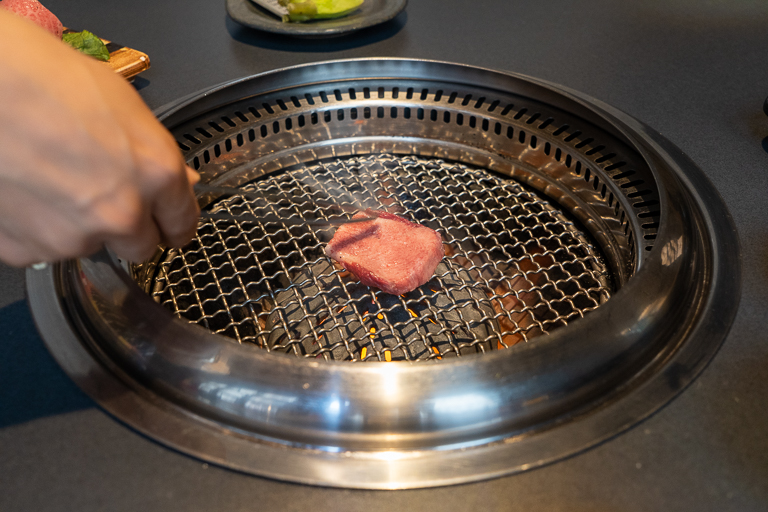 レンジ調理の焼かない焼肉「秒で旨い、おうち焼肉セット (極) 」と炭火