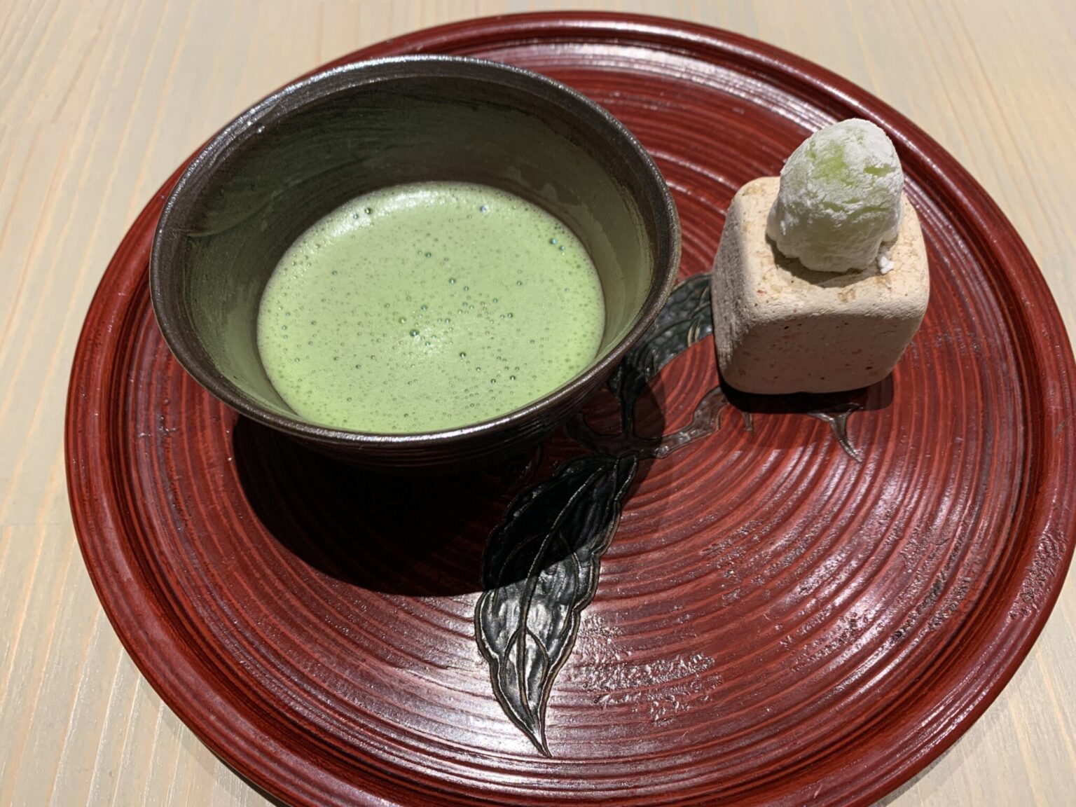 お薄は京都小山園「四方の薫」。和菓子はシャインマスカットと白あんを求肥で包んだ一口サイズの大福。