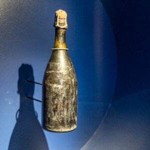 2010年にバルト海の海底で発見された1840年代初頭に作られたものだと推測される〈ヴーヴ・クリコ〉のボトル。