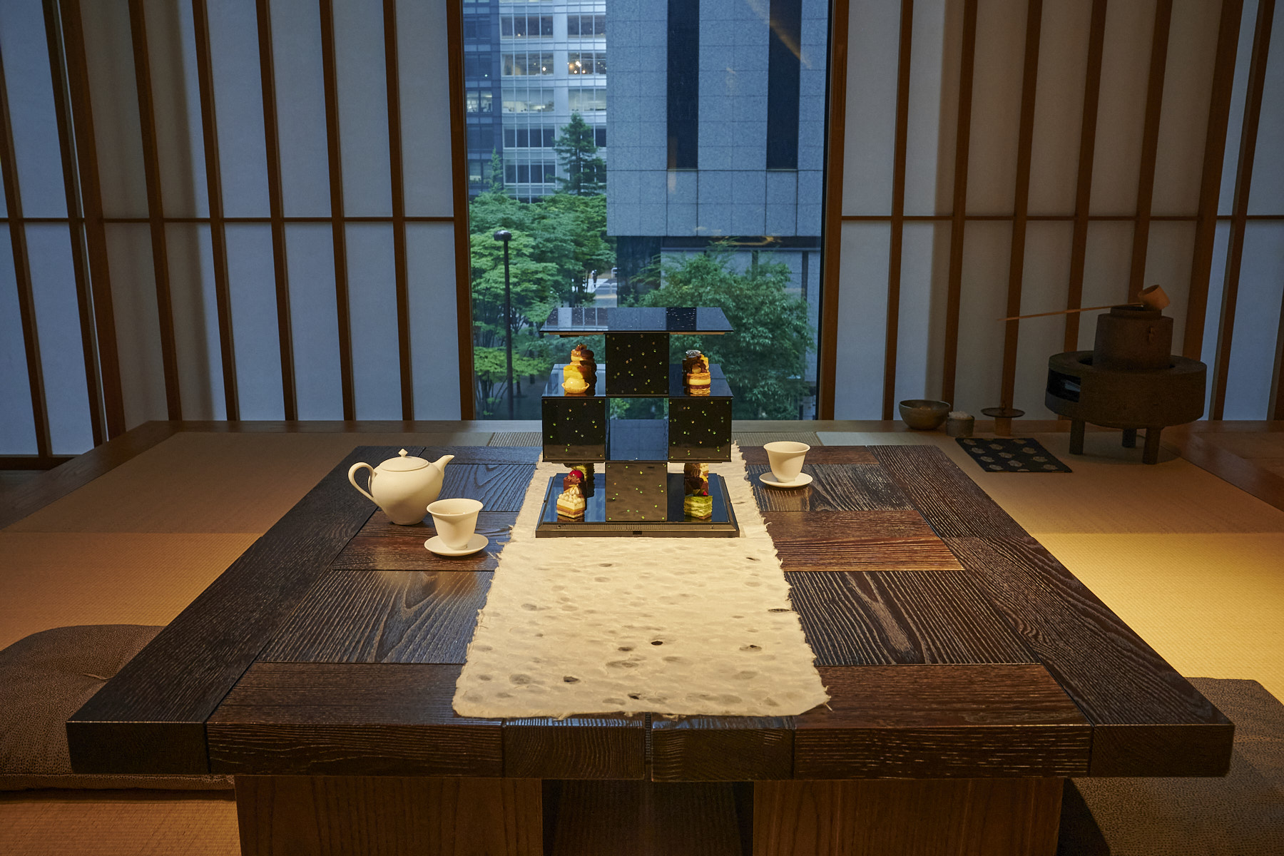 〈星のや東京〉でまるで茶会のようなアフタヌーンティーが始まりました。