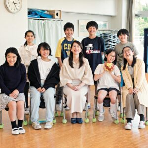 2022年の子供たちは絵本『どうぶつ会議』を読んで何を考えたのか。フリーアナウンサーの堀井美香さんと小学6年生8人との対話を綴ったページも。