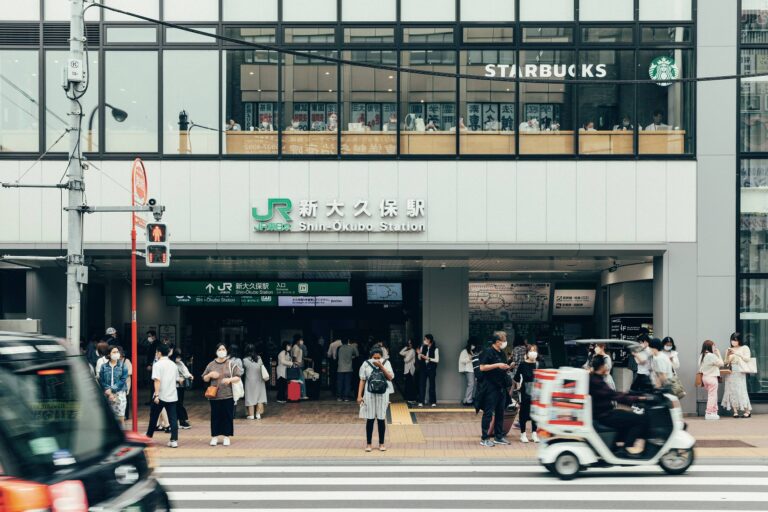 JR新大久保駅改札を出て、右に行くとイケメン通りを含む韓国文化中心のエリア。左に行くとイスラム横丁からタイ、ベトナムのお店まであるアジアンタウンに。さらに西へ進むと大久保エリア。