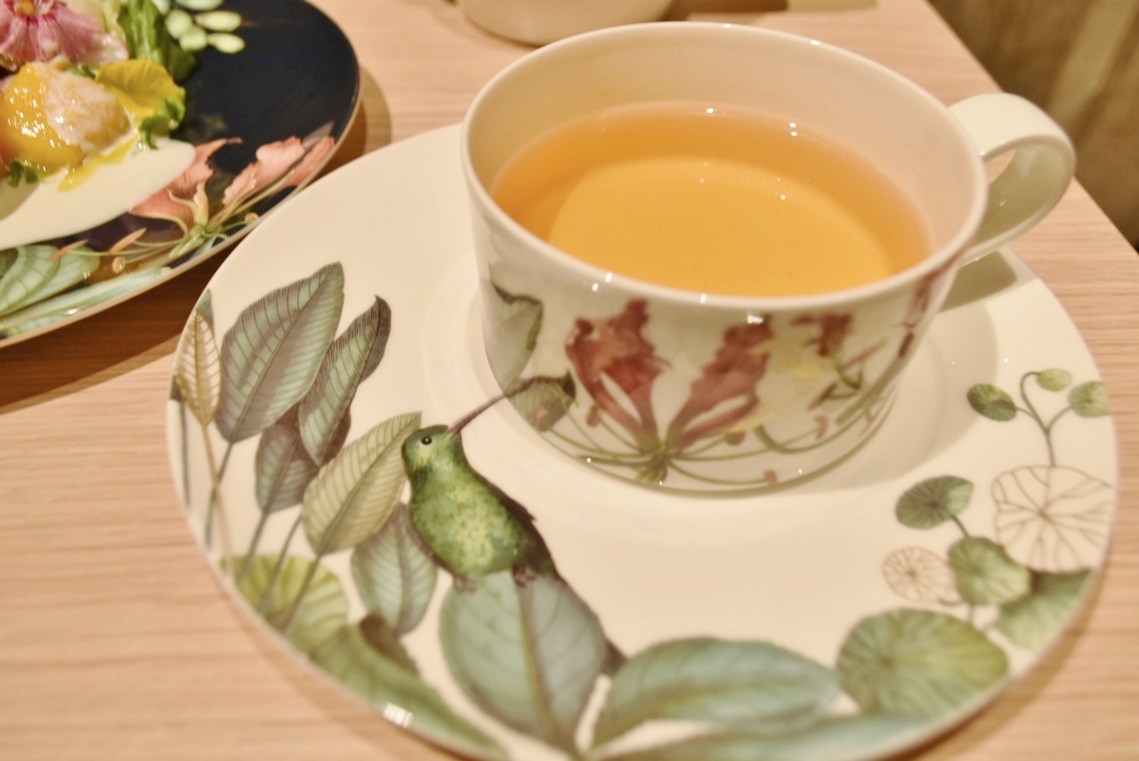 アフタヌーンティーと一緒に味わうお茶は、〈TWG tea〉の「ムーンフルーツブラックティー」。