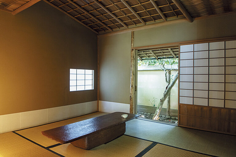 本格的な茶室は、数寄屋建築では日本随一といわれる中村外二工務店による。