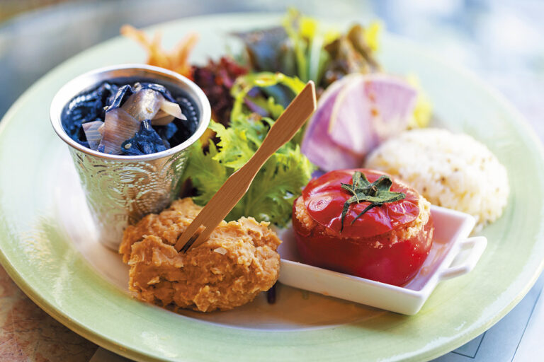 三浦半島や鎌倉の野菜がふんだんのランチプレートは、メインにスープが付いて1,600円。