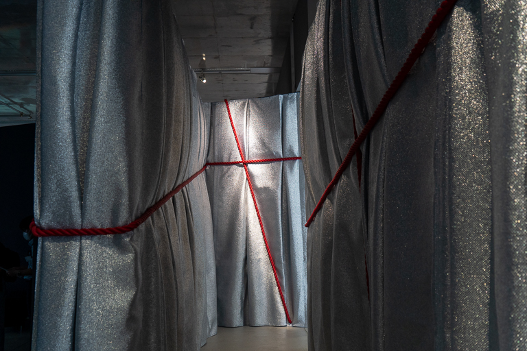 銀色のコーティングが施された再生可能な青い布25,000平方メートルと、3,000メートルもの赤いロープが使われました。
