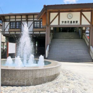 宇奈月温泉駅前には温泉の噴水があります。