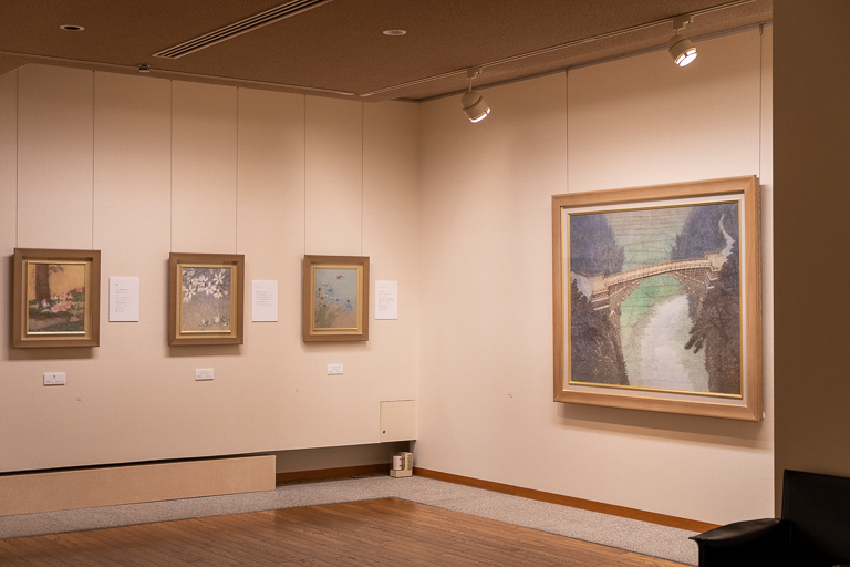 〈セレネ美術館〉展示風景。右の絵は、かつてこの地にかかっていた橋を資料をもとに描いたもの。