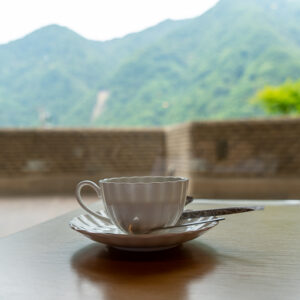 窓辺に座ると山を間近に感じるカフェ。黒部の名水で淹れたコーヒーがいただけます。