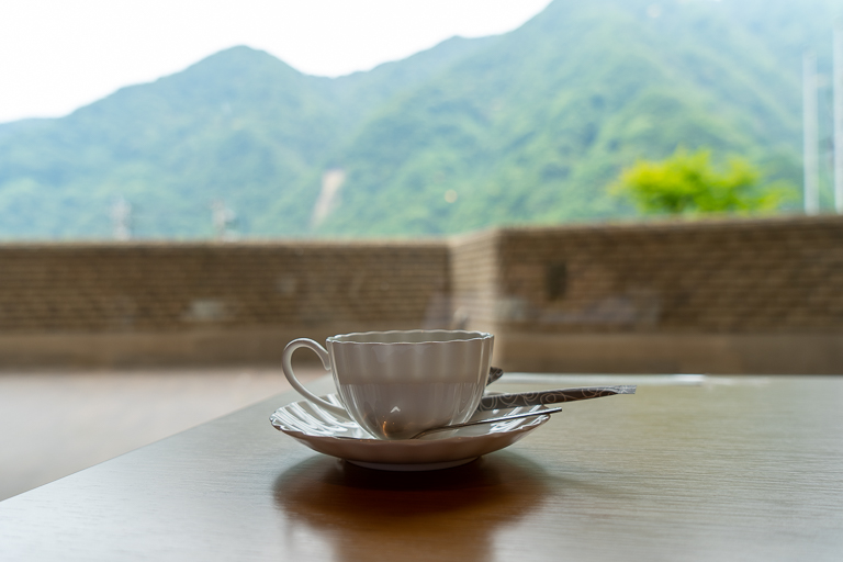 窓辺に座ると山を間近に感じるカフェ。黒部の名水で淹れたコーヒーがいただけます。