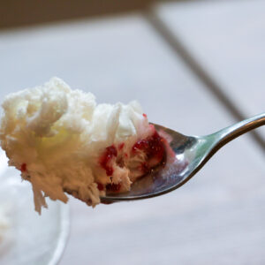 真っ赤なフランボワーズのソースが、真っ白な氷に映える様子もまたきれい！