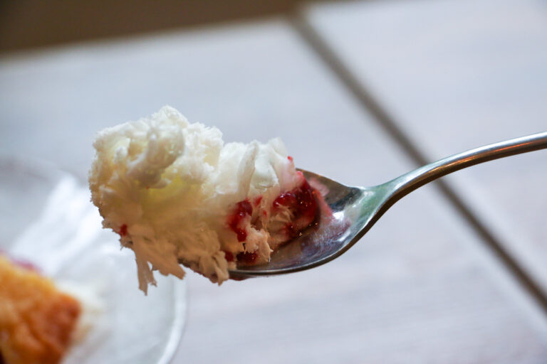 真っ赤なフランボワーズのソースが、真っ白な氷に映える様子もまたきれい！