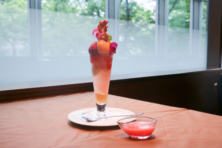 「丸ごと桃のパフェ氷」1,870円。提供時間：11:00〜22:00LO（日〜21:00LO）