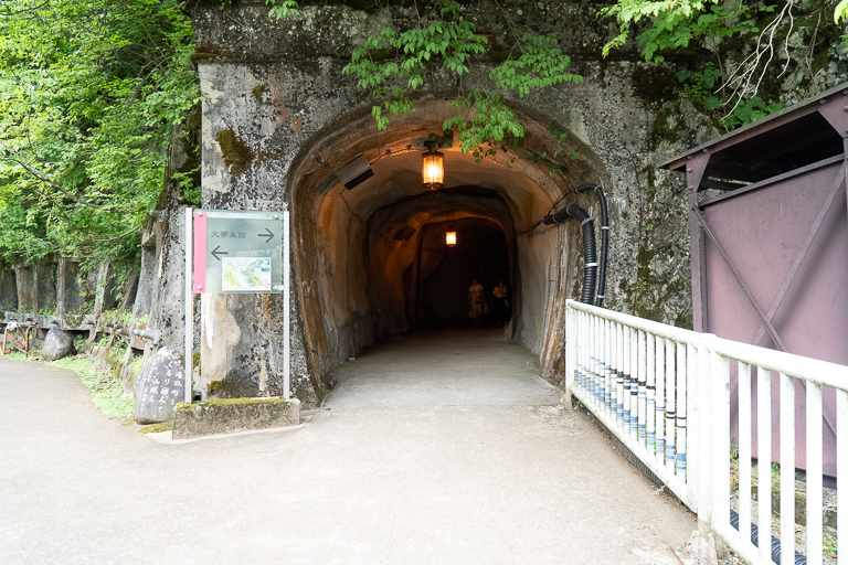 かつてトロッコ電車が通っていたトンネルの中にも入ることができます。