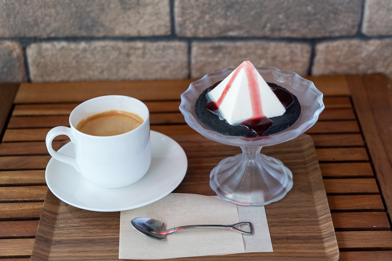 「幻のアルペンチーズケーキ」660円。コーヒーか紅茶とセットで880円。