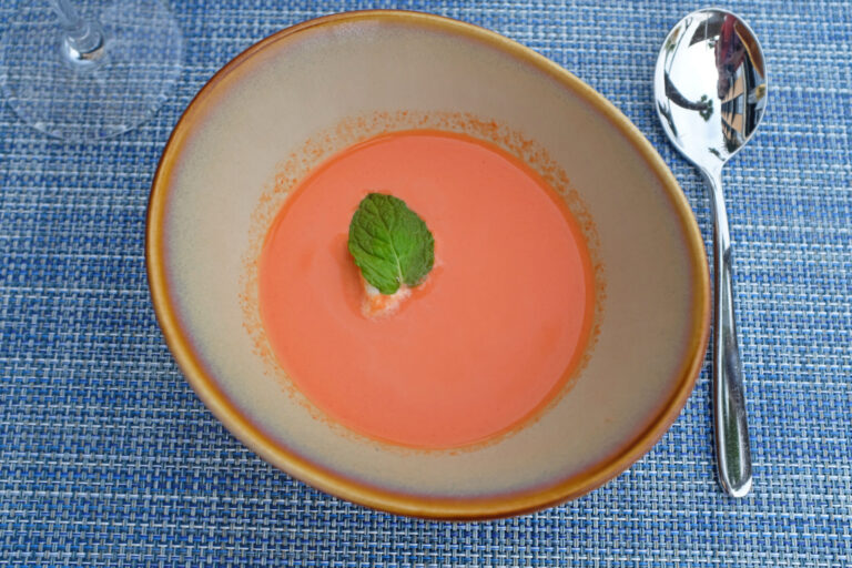 赤パプリカの冷製スープ。
