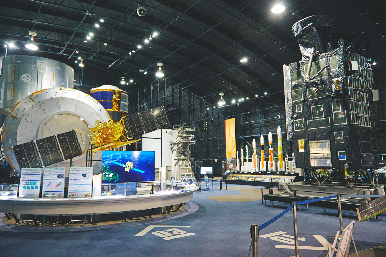 展示館「スペースドーム」。写真右の黒い大きな衛星は、2007年に実際に打ち上げられた月周回衛星「かぐや」の試験モデル。