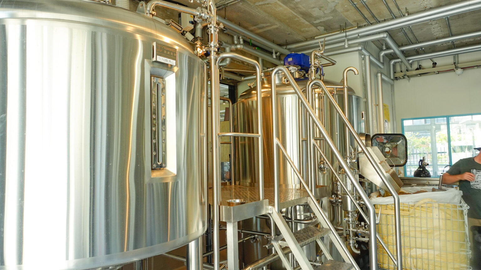 ビールは1日かけてブルワー（醸造技術者）が仕込んだ麦汁を、その後3週間かけて発酵〜熟成させていく。