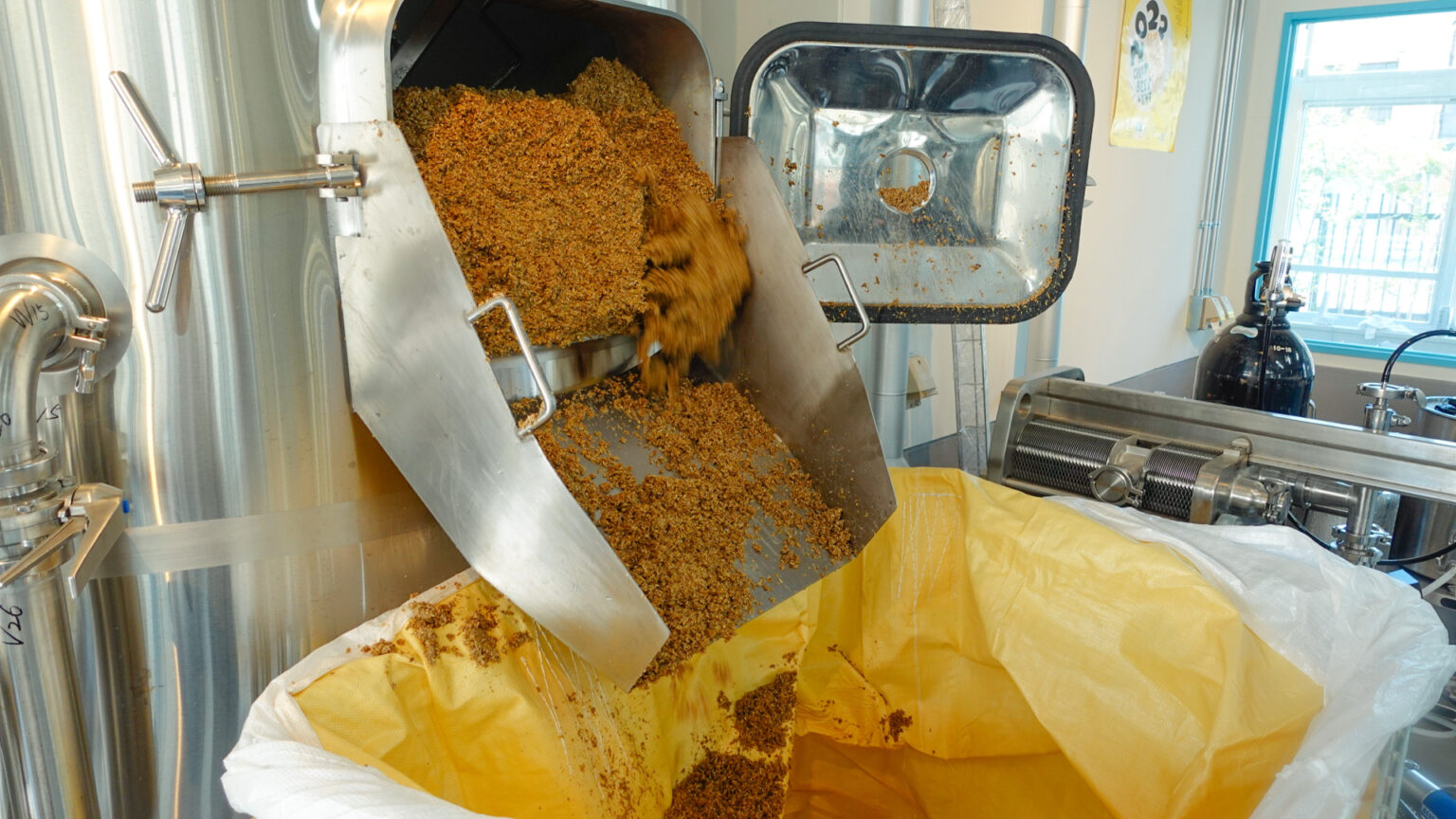〈湊山醸造所〉は、1回あたりの仕込みで1,200Lのビールを作ることができる。醸造の際にできる麦芽かすは、堆肥として利用。