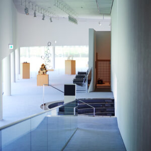 ガラス張りの開放的な館内には、建築と調和する近現代の美術品が贅沢に配置されている。