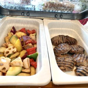 素揚げ野菜とハンバーグは、ロコモコの具としても、シースケープ テラスダイニングのオリジナルカレーに添えても◎。
