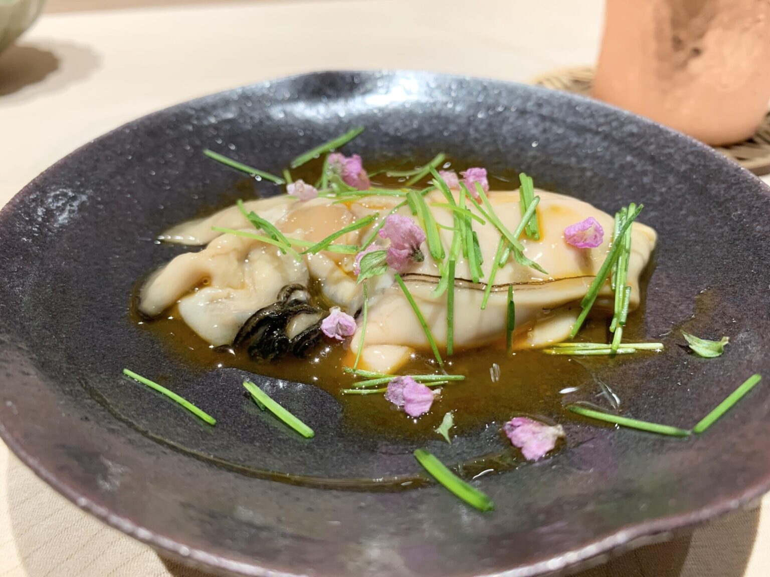 北海道産海峡牡蠣を使用した「牡蠣紹興酒漬け」。牡蠣の品種は季節で変わります。