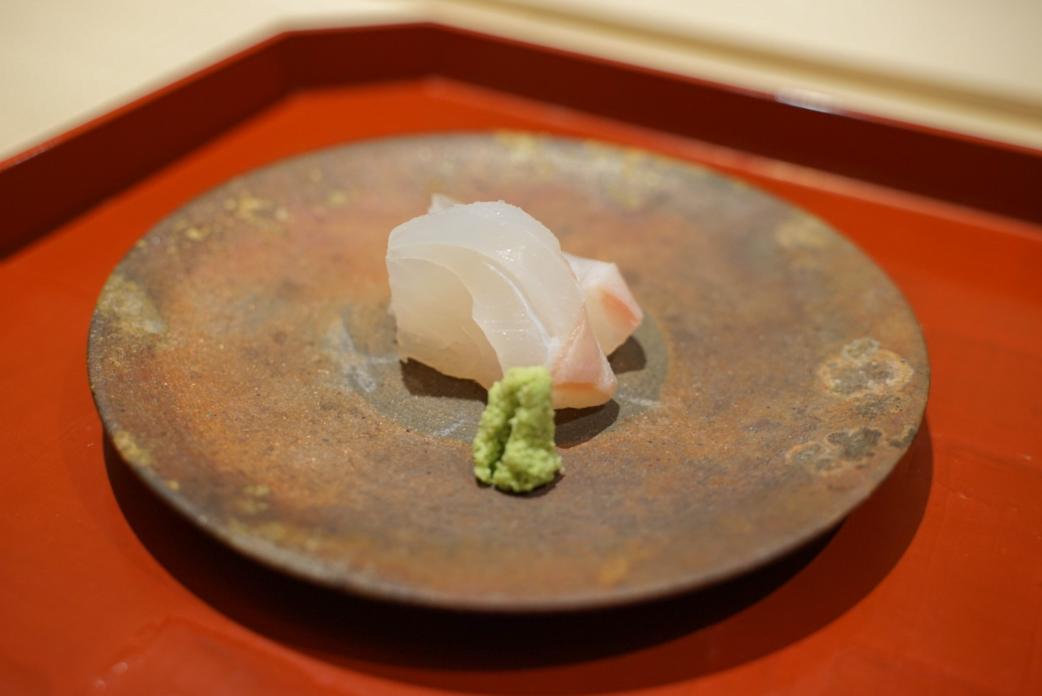 五島列島産の「クエ刺し」を1週間ほど熟成。醤油や山葵で少しアクセントを足して。