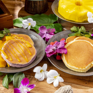 パンケーキの食べ比べ（バターミルクパンケーキ・紫芋パンケーキ）。