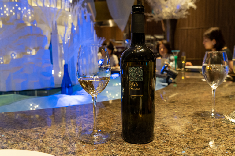 5杯ペアリング付きのコースで提供される白ワイン「アルベンテ」。