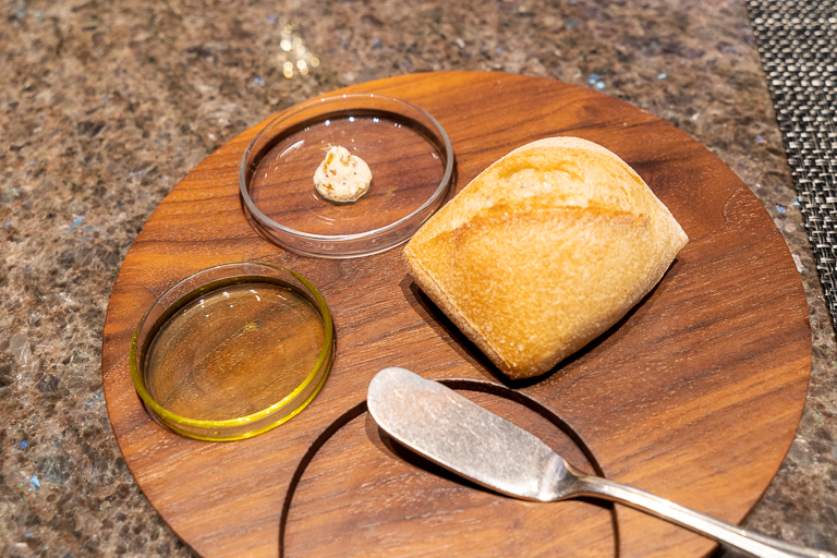 パンにはポルチーニを練り込んだ香りのいいバターとオリーブオイルが添えられていました。