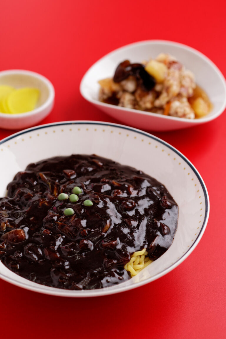 黒味噌ととろみのある餡が韓国のジャジャン麺の特徴。小さいサイズの酢豚もセットに。「ミニタンスユクのセット（ジャジャン麺＋ミニタンスユク）」 1,380円
