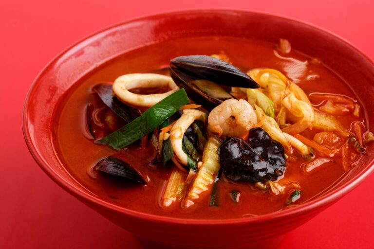 もっちりとした麺にピリ辛の魚介スープが絡む。イカ、ムール貝など具だくさん！「ちゃんぽん麺」830円